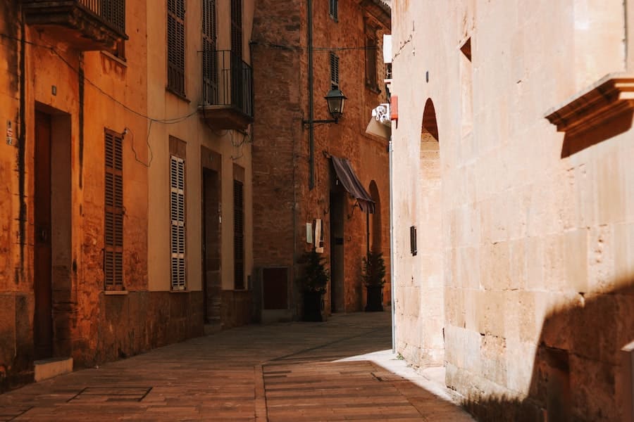 ¿Quieres saber cómo alquilar un local en Mallorca y todo lo que has de tener en cuenta? En este artículo te lo contamos en detalle.