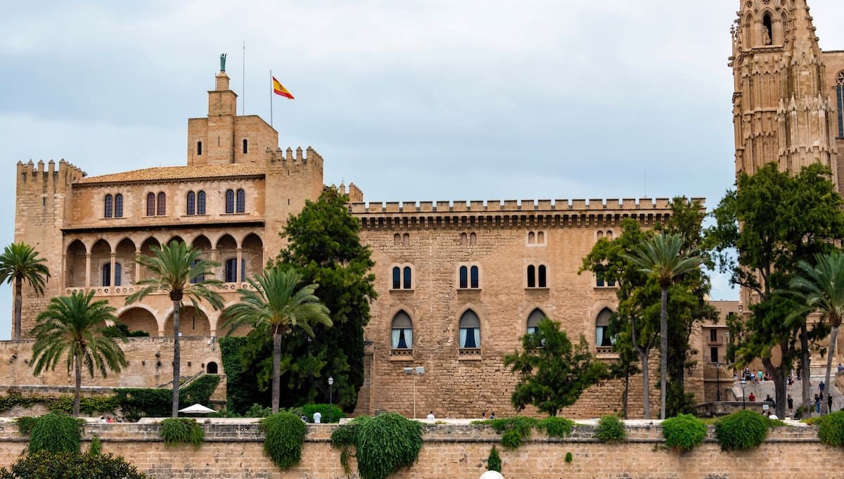 Contacto de AMJ Business Lounge, tu socio en el alquiler de locales comerciales en Mallorca