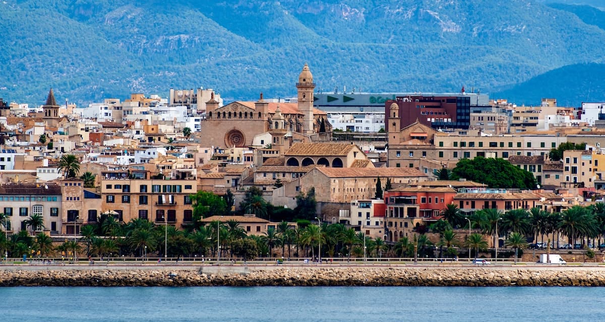 Vende tu local comercial o nave industrial en Palma de Mallorca con AMJ Business Lounge
